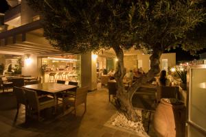 Εστιατόριο ή άλλο μέρος για φαγητό στο Parasol Luxury Hotel & Suites Adults Only