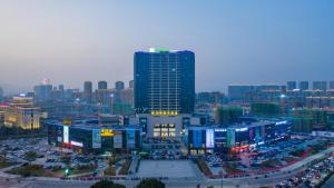 - une vue sur une ville avec un grand bâtiment dans l'établissement Holiday Inn Express Ningbo Fenghua, an IHG Hotel, à Ningbo