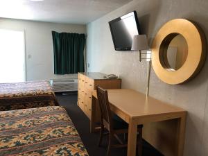 Postel nebo postele na pokoji v ubytování Budget Inn Parker