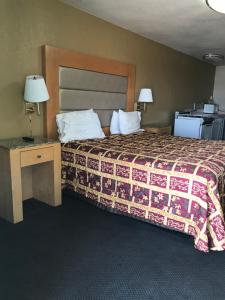 Postel nebo postele na pokoji v ubytování Budget Inn Parker