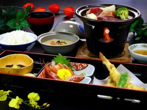 taca różnych rodzajów żywności na stole w obiekcie Nomoto Ryokan Matsunoyama Onsen w mieście Tokamachi