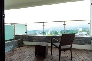 un balcone con vista, arredato con tavolo e sedie. di Kannawaen a Beppu