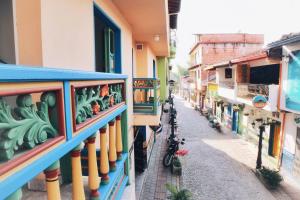 una calle en un casco antiguo con edificios coloridos en La Martinera Parque Central, en Guatapé