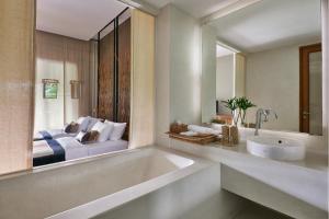 Rúm í herbergi á Kirimaya Golf Resort Spa - SHA Plus Certified