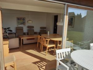 斯文堡Svendborg Cosy的一间带桌椅的餐厅和客厅