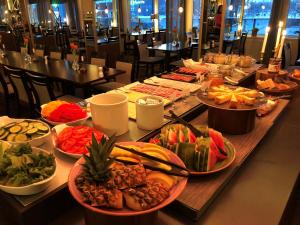 een lange tafel gevuld met verschillende soorten voedsel bij Hotell Valhall in Kalix