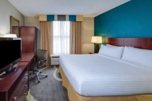 Holiday Inn Express Washington DC East- Andrews AFB, an IHG Hotel 객실 침대