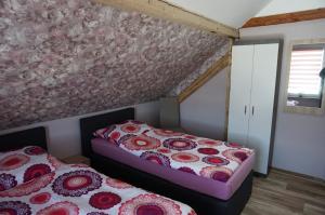 Postel nebo postele na pokoji v ubytování Außergewöhnliche Dachgeschosswohnung