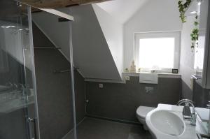 Koupelna v ubytování Außergewöhnliche Dachgeschosswohnung + 12 fotografií