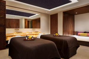 two massage beds in a room with two beds at Shangri-La Al Husn, Muscat in Muscat