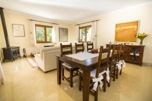 A television and/or entertainment centre at Finca Katia