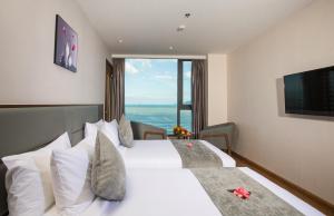 une chambre d'hôtel avec un lit avec une grande fenêtre dans l'établissement DTX Hotel Nha Trang, à Nha Trang