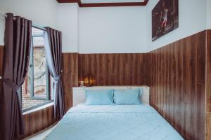 a bedroom with a large bed with a window at ngaunhien's house - Homestay in Thôn Dư Khánh