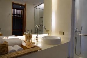 Baðherbergi á Kirimaya Golf Resort Spa - SHA Plus Certified