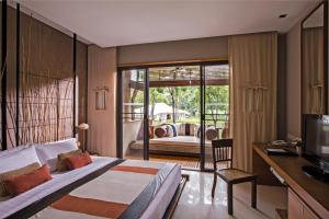 Rúm í herbergi á Kirimaya Golf Resort Spa - SHA Plus Certified