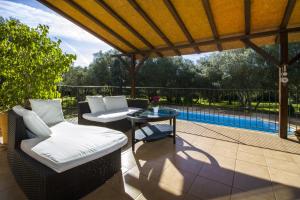 The swimming pool at or close to Finca Katia
