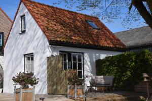 een wit huis met een rood dak bij Bij Lutske in Hollum