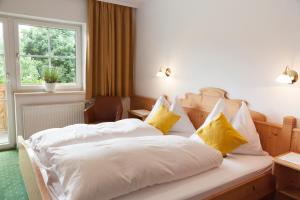 フラッハウにあるUrlaubsland Sonnfeldのホテルルーム ベッド2台(黄色い枕付)
