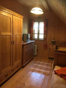 Kuchyň nebo kuchyňský kout v ubytování Šumavská roubenka + 9 fotografií