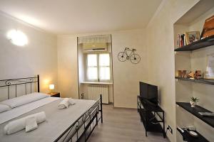 um quarto com uma cama e uma bicicleta na parede em Cozy studio in Turin city center by Wonderful Italy em Turim