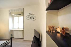 um quarto com uma bicicleta pendurada na parede em Cozy studio in Turin city center by Wonderful Italy em Turim