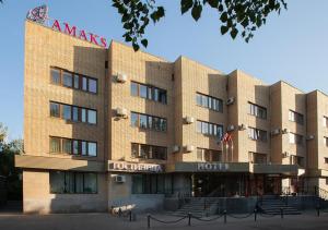 トリヤッチにあるホテル アマクス ユビレーナヤのホテルが目の前にある大きな建物