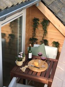 een tafel met twee glazen wijn op een patio bij Vijverhoef in Ulicoten