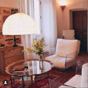 sala de estar con mesa y silla en U Castellu Guesthouse, en Algajola