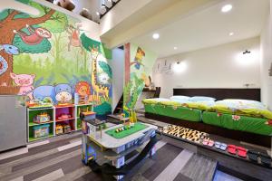 a childrens room with a bed and a pool table at Windsor's Vanilla Garden B&B in Jiufen