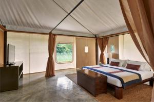 Rúm í herbergi á Kirimaya Golf Resort Spa - SHA Plus Certified