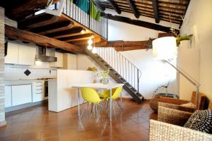 cocina con mesa y sillas amarillas en Stop & Sleep Fagagna Apartment en Fagagna