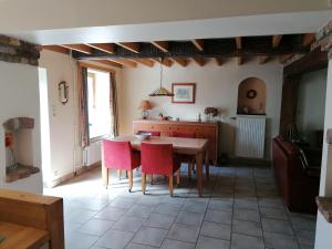 een keuken met een tafel en stoelen in een kamer bij Celine - Maurenne in Hastière-Lavaux