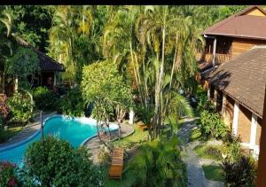 - une vue aérienne sur un complexe avec une piscine dans l'établissement HOTEL BESAR BULAN BARU - Senggigi, à Senggigi