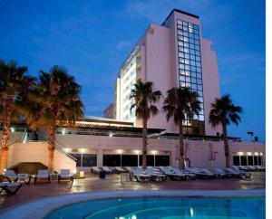 un hotel con piscina frente a un edificio en 4Us LA MANGA VIP HOTEL en La Manga del Mar Menor