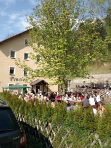 Une foule de personnes assises devant un bâtiment dans l'établissement Pension Sommerfrische, à Ehrenfriedersdorf