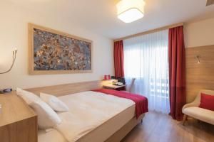 Postel nebo postele na pokoji v ubytování Hotel Sonne St. Moritz 3* Superior