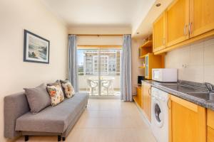 Η κουζίνα ή μικρή κουζίνα στο Faia BeachSide by Encantos do Algarve - 404