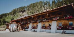budynek z kwiatami na boku w obiekcie Roanwirt w mieście Sankt Lorenzen im Mürztal