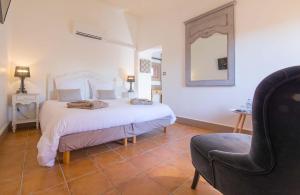 Säng eller sängar i ett rum på La Demeure de Cybele - chambres d'hôtes en Drôme Provençale