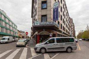 un piccolo furgone parcheggiato di fronte a un edificio di Hotel Mirage Sure Hotel Collection by Best Western a Milano