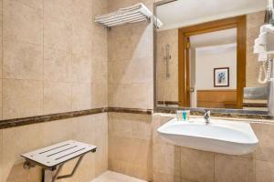 Al Qibla Hotel tesisinde bir banyo
