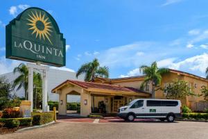 a van parked in front of a la quinta inn at La Quinta Inn Tampa Airport Stadium Westshore in Tampa