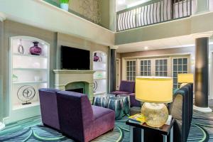Гостиная зона в La Quinta by Wyndham Raleigh Durham Intl AP
