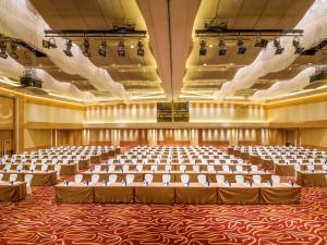 a large hall with rows of chairs in it at Pullman Linyi Lushang in Linyi