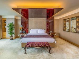 a bedroom with a large bed in a room at Pullman Linyi Lushang in Linyi
