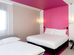 מיטה או מיטות בחדר ב-ibis Styles Nimes Gare Centre