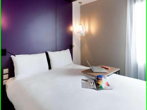 מיטה או מיטות בחדר ב-ibis Styles Nimes Gare Centre