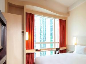 Llit o llits en una habitació de Ibis Hong Kong Central & Sheung Wan