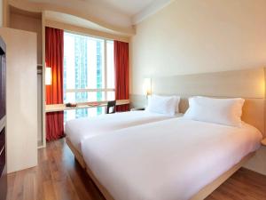 Llit o llits en una habitació de Ibis Hong Kong Central & Sheung Wan