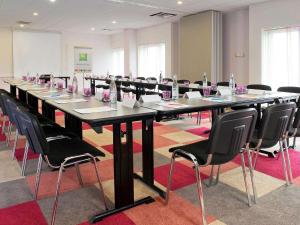 The business area and/or conference room at ibis Styles Melun